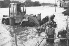 11268 Tijdens hoog water werden loopsteigers gemaakt om huizen nog enigszins toegankelijk te maken., 1983-06-06