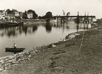12469 Bouw van de Wilhelminabrug. Links de Welle. Achter de brug het Pothoofd., 1941-04-01