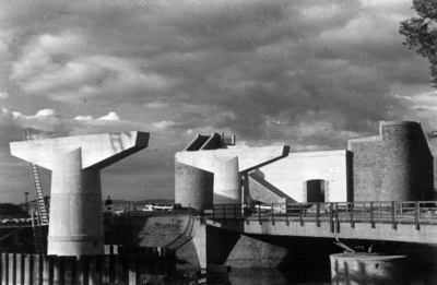 12539 Wilhelminabrug in aanbouw. De brug was op 10 april 1945 door de Duitsers verwoest. Daarna herbouwd en in 1948 ...