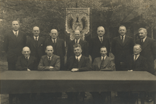 13511 Leden van de Bouwkundige Vereeniging, gefotografeerd t.g.v. het honderdjarig bestaan op 2 juni 1948. Staand ...