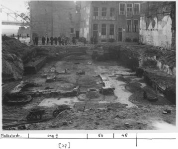 15602 In de bocht van de Polstraat was op 6 februari 1945 een rij panden, waaronder een schoolgebouw verwoest. ...