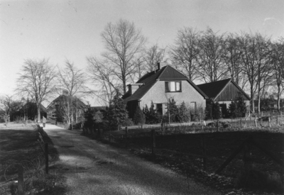 17848 Huis van J. Achtereekte, gebouwd ca. 1981 (op de achtergrond huis van Hoog Stoevenbeld, Gooikersdijk 3)., 1991-01-15
