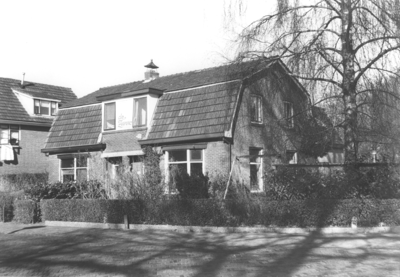 17978 Dubbel woonhuis gebouwd in 1932. Staat op de hoek van de Oerdijk en Timmermansweg. Achter de rechterwoning is in ...