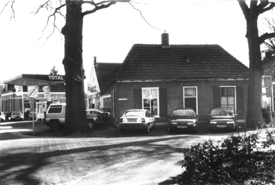 17979 Boerderij - woonhuis van de familie Klosters; gebouwd omstreeks 1855. Links naast het huis stond de smederij van ...
