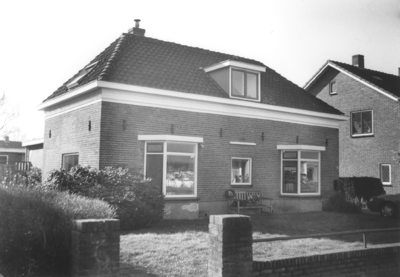 17983 Woonhuis, gebouwd in 1880 als woonboerderij. In latere jaren meermalen verbouwd. Wordt nu bewoond door de familie ...