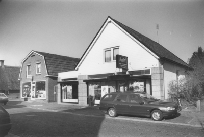 17989 Kapsalon Headlines . Bedrijfspand, gebouwd omstreeks 1900. In 1910 uitgebreid met winkel en bakkerij (linker deel ...