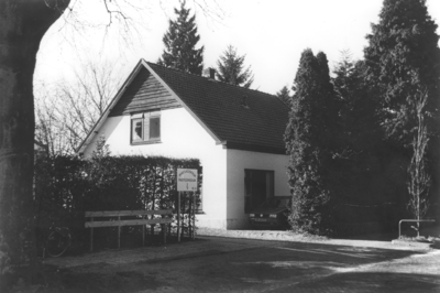 18010 Woning van huisarts drs. Zeydner. Oorspronkelijk dubbele woning, verbouwd in 1920 door het St. Elisabeths ...