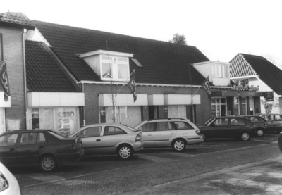 18013 Supermarkt C 1000 en rechts reisbureau Salland. Oorspronkelijk drie arbeiderswoningen, gebouwd begin 1900., 2001-03-01