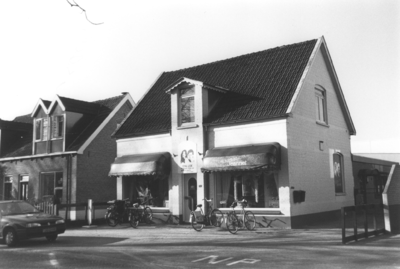 18018 Voormalige onderwijzerswoning, gebouwd in het begin van 1900. Nu kapsalon Jeannet ., 2001-03-01