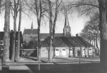18020 R.K. kerk met op de voorgrond het parochiezaaltje., 2001-03-01