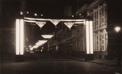 21605 Straatversiering en -verlichting t.g.v. het huwelijk van Prinses Juliana en Prins Bernhard op 7 januari 1937. ...