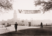 21606 Spandoek bij Schipbrug met opschrift: V= Victory, want Duitschland wint voor Europa op alle fronten., 1940-01-01