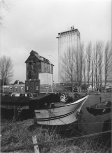2384 Silo's van de coöperatieve Op- en Overslag Deventer- Lochem (CDL). Lage silo: gebouwd 1924 voor A. J. Lammers ...