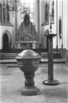 3393 Broederenkerk. Doopvant, achtkantig van graniet en met bronzen deksel, van de hand van J. T. Strackée (1851). ...