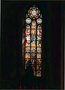 3410 Broederenkerk. Vóór restauratie. Gebrandschilderd raam achter OLV- altaar. Geplaatst na 1923 (c. 1925). ...