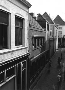 9266 Pontsteeg 2: zijingang van Lange Bisschopstraat 37, 4: , 6: gebouwd 1976 voor Boekhandel Praamstra (arch. Reitsma) ...
