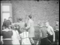 147 -FILM Spandoek Blacksmiths'-Street (Smedenstraat), bord Vrede bij V&D; Bal op de Brink Bevrijdingsfeest 5 mei 1945; ...