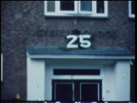 78 -FILM Film zonder geluid. Zonder titel. Stuitjeschool 25 , opname schoolgebouw. Hijsen van de Nederlandse vlag 's ...