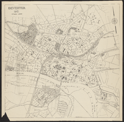 59 Deventer 1931 Plattegrond van Deventer. Zwart-wit kaart Deventer met vermelding straatnamen en bijzondere gebouwen., ...