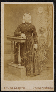 102 -16 Portret van een vrouw., 1868-01-01