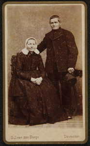 102 -17 Portret van een man en een vrouw., 1877-01-01