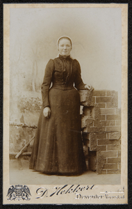 102 -21 Portret van een vrouw., 1890-01-01