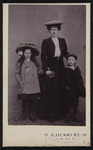 102 -22 Portret van een vrouw en twee kinderen (jongen en meisje)., 1890-01-01
