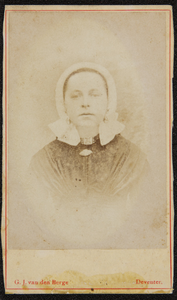 102 -42 Portret van een vrouw., 1877-01-01