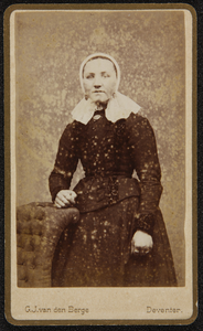 102 -47 Portret van een vrouw., 1877-01-01