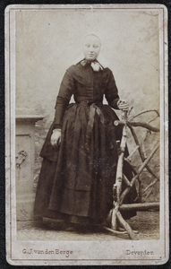 108 -10 Portret van een vrouw., 1877-01-01