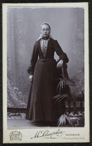 108 -15 Portret van een vrouw., 1884-01-01
