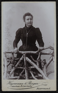 108 -25 Portret van een vrouw., 1894-01-01