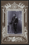108 -8 Portret van een soldaat in uniform. In passepartout waar boven staat: ter herinnering aan mijn diensttijd .