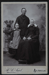 109 -7 Groepsportret van een man en vrouw met kind., 1889-01-01