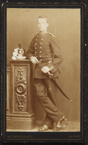 42 -26 Portret van neef Stolk. In militair uniform met sabel., 1865-01-01