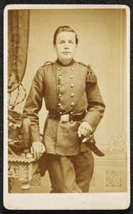 42 -5 Portret van Hendrik Jan Diekerhof (halfbroer van Johanna Roskam). In militair uniform met sabel., 1868-01-01