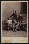 43 -1 Groepsportret van vier kinderen in studio., 1858-01-01