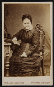 43 -105 Portret van Lijsbeth van Saanen (geb Zaandam, ovl. Deventer 16-06-1906). Moeder van Jan Stoffel, 1877-01-01