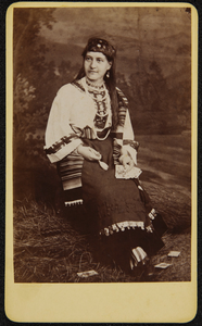 43 -106 Portret van vrouw verkleed (als indiaan?)., 1877-01-01