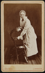 43 -107 Portret van vrouw met stoel, verkleed (als schoonmaakster?)., 1864-01-01
