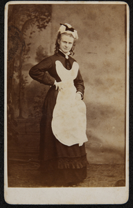 43 -109 Portret van Engelina Elisabeth (Lina) van Groningen (geb. 18-02-1853 - ovl 23-12-1925), verkleed als ...