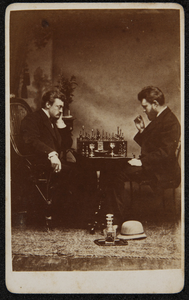 43 -118 Portret van twee heren die aan het schaken zijn., 1868-01-01