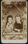 43 -29 Portret van twee vrouwen. Rechts: Portret van Engelina Elisabeth (Lina) van Groningen (geb. 18-02-1853 - ovl ...