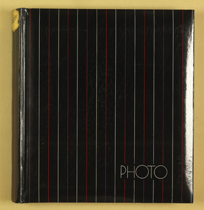 65 Album met zwart omslag met rode en witte verticale strepen, kleurenfoto’s (1987) van de Deventer Zomerkermis 6 t/m ...