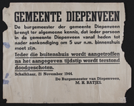 11 Letteraffiche waarin de Burgemeester van Diepenveen, dhr M.H. Batjes, aankondigt dat iedereen die zich na 17 uur ...