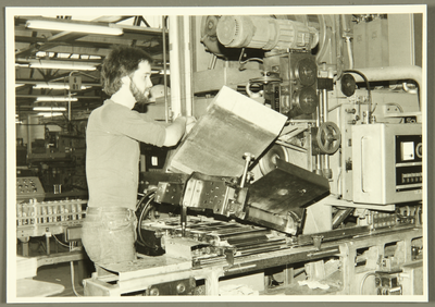219 TDV bedrijf Leeuwarden. Deelvoorziening magazijn lasmachine., 01-11-1977