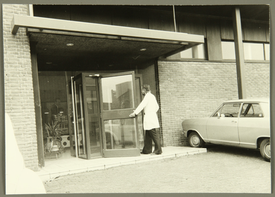 241 TDV bedrijf Leeuwarden. Hoofdingang kantoorgebouw, 01-01-1974