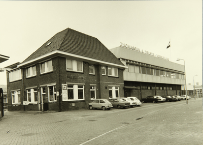 243 TDV bedrijf Leeuwarden. Hoofdingang met links oude kantoorgebouw., 01-01-1974
