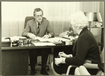 245 TDV bedrijf Leeuwarden. Bedrijfsdirecteur L.L. van de Luytgaarden met secretaresse Hannie Kas, 01-01-1974