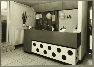 247 TDV bedrijf Leeuwarden. Centrale hal met receptioniste Sietske Jongsma., 01-01-1974